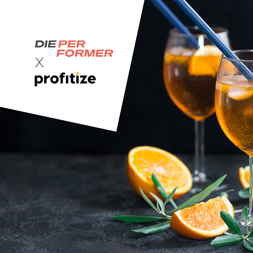 Aperitifo Gläser und die Logos von DiePerformer und profitize